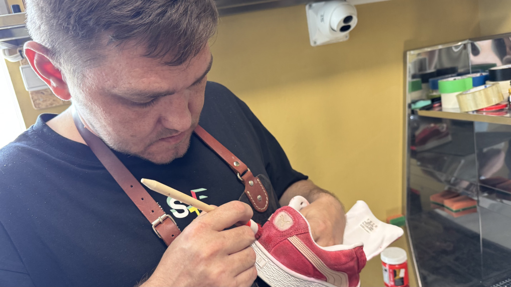 Наносим крем для замшевой обуви