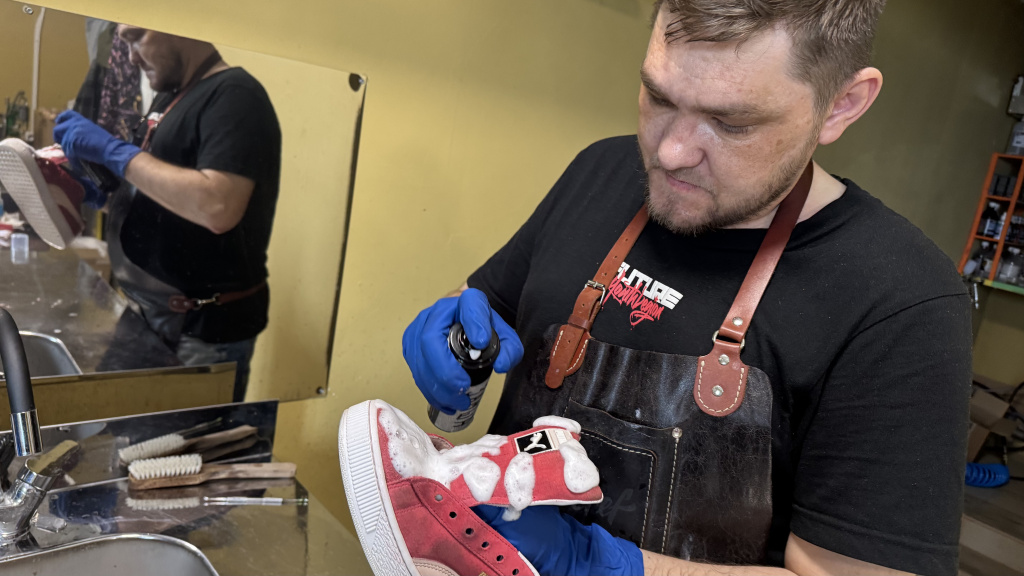 Наносим средство для влажной чистки обуви