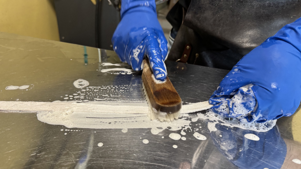 Стираем шнурки у кед