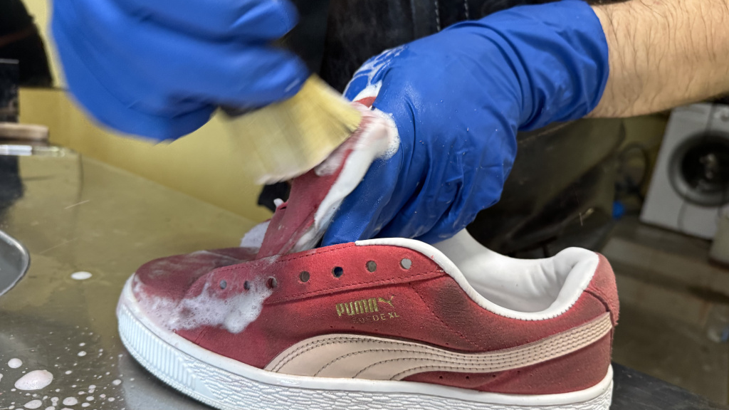 Чистим кеды спецсредством для влажной чистки