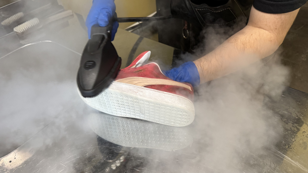 Чистка замшевой обуви сухим паром