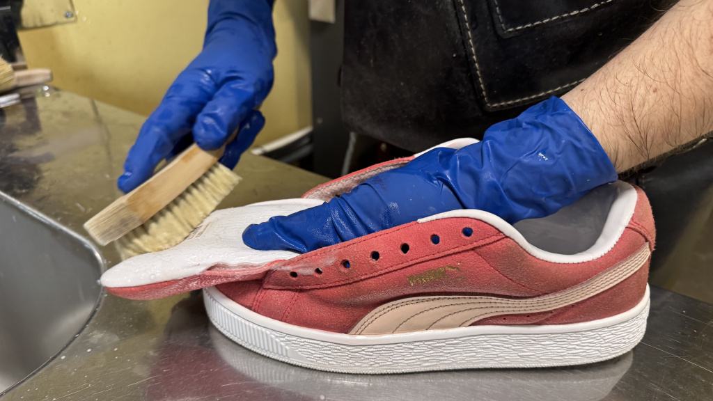 Чистим кеды спецсредством для влажной чистки