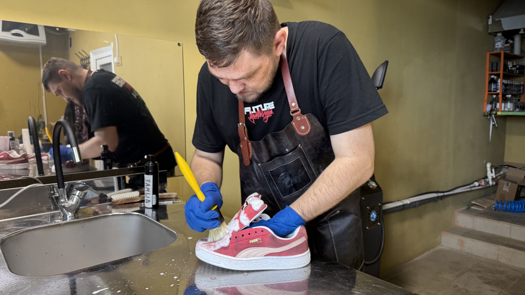 Влажная чистка замшевых кед