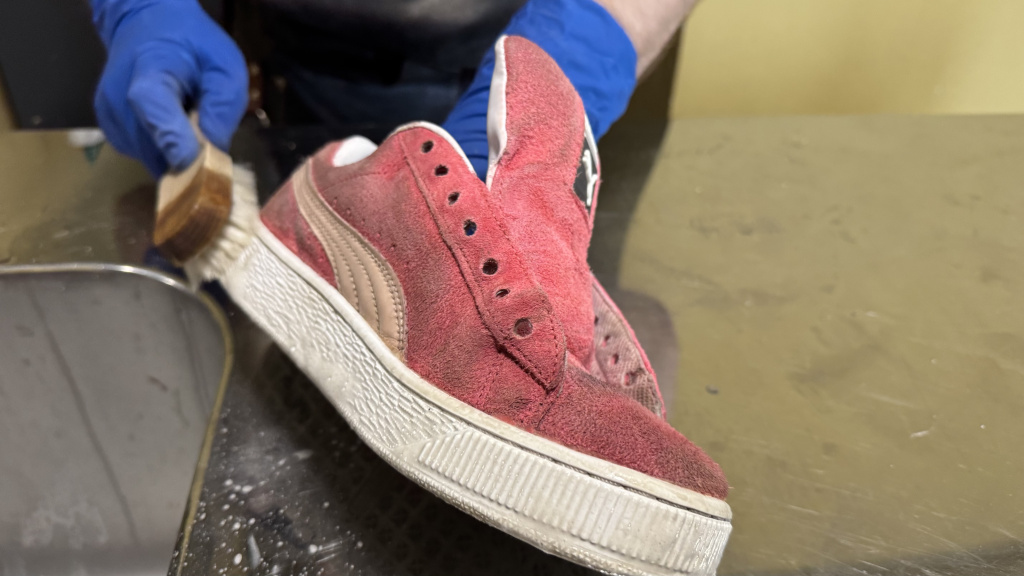 Чистим подошву у кед