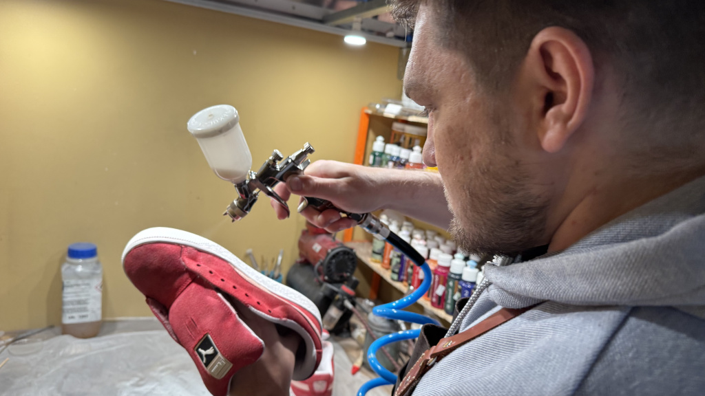 Наносим жировку для защиты замшевой обуви