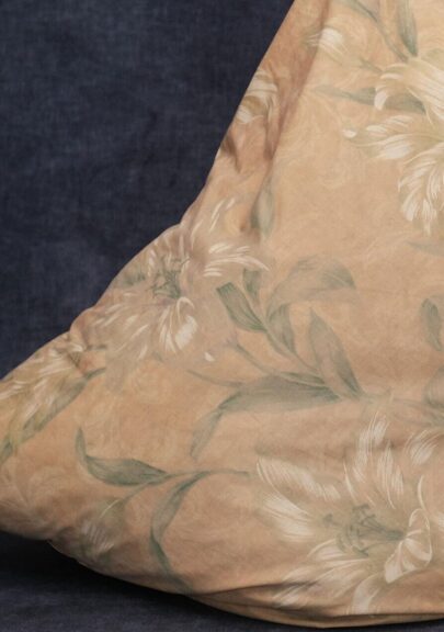 Пуховая подушка в пожелтевшем цветочном напернике до чистки